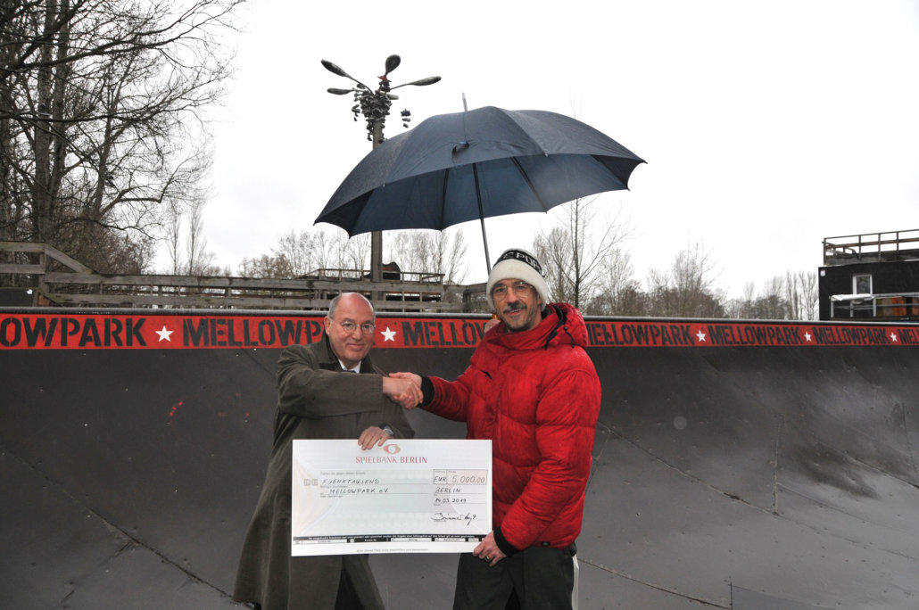 Spielbank Berlin unterstützt Köpenicker Mellowpark – Beiratsmitglied Gregor Gysi überreicht Scheck über 5.000 Euro