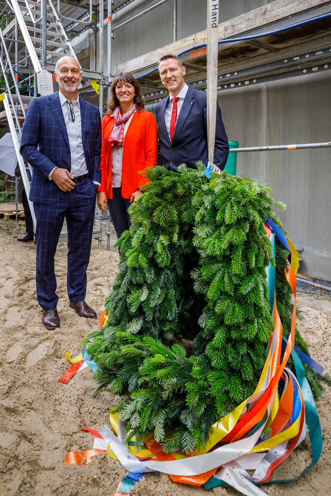 Die Vorstände der PSD Bank Berlin-Brandenburg eG, Grit Westermann und Daniel Mohaupt feiern gemeinsam mit Reiner Nittka, Vorstandssprecher der GBI Holding AG (links im Bild) das Richtfest in Karlshorst mit einem traditionellen Richtkranz.| Foto: PSD Bank Berlin-Brandenburg eG