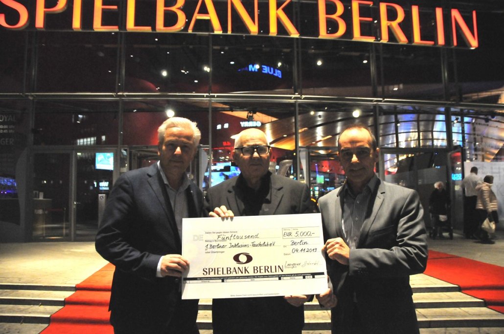 Spielbank-Beiratsmitglied Klaus Wowereit spendet 5.000 Euro an den 1. Berliner Inklusions Tauchclub
