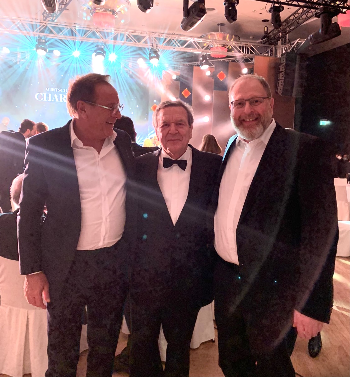 Herbert Dzial (links) feierte auf der Gala mit Bruder Wolfgang Geburtstag. Ex-Bundeskanzler Gerhard Schröder gratulierte.