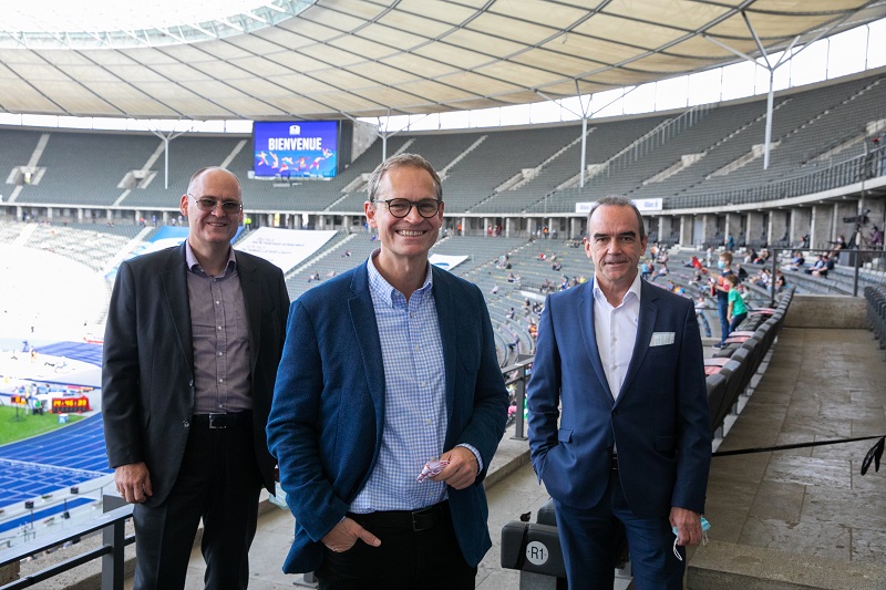 Hauptstadtpartner: Die Spielbank-Geschäftsführer Gerhard Wilhelm (r.) und Marcel Langner (l.) mit dem Regierenden Bürgermeister Michael Müller (m.). Foto: Dirk Lässig