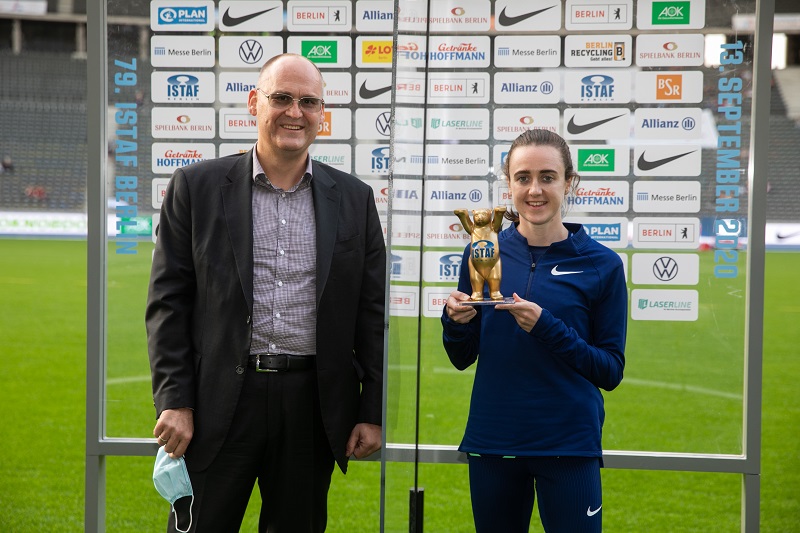 Laura Muir erhält ihre Trophäe von Marcel Langner, Spielbank-Geschäftsführer. Foto: Dirk Lässig