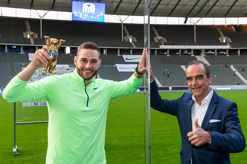 Sieger im Speerwurf: Johannes Vetter (l.) mit Spielbank-Geschäftsführer Gerhard Wilhelm. Foto: Dirk Lässig