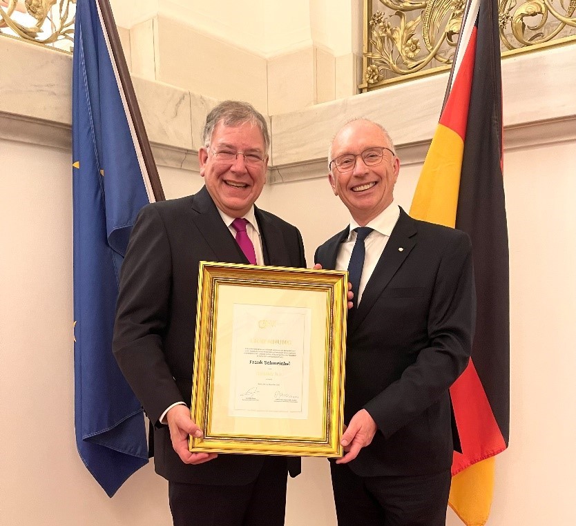 Wirtschafts- und Politikberater Frank Schmeichel zum Senator h. c. berufen